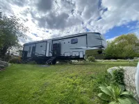 2022 5th Wheel RV, 2BD, Sleeps 6, Kootenai River Views/Access, Picnic Table - Wifi