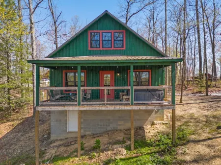 Ridge Top Cabin Retreat w/ Hot Tub & Game Room