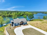 Emerald Escape @ Lewis Smith Lake. Luxury lake getaway with panoramic views!