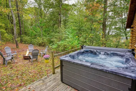 Cozy Casa Carezza Log Cabin, Logan, Ohio, Pet Friendly, Sleeps 6