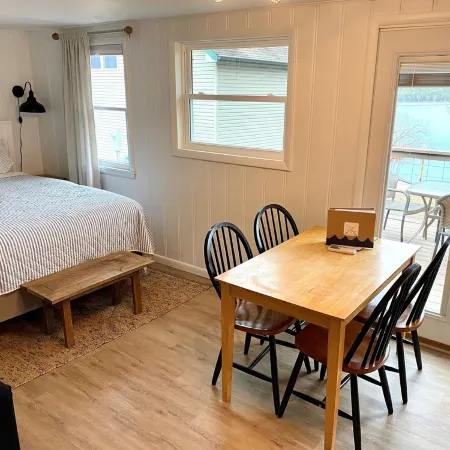 Private Hot Tub and Fire Pit with Views of Table Rock Lake! Cozy and Quiet Cabin