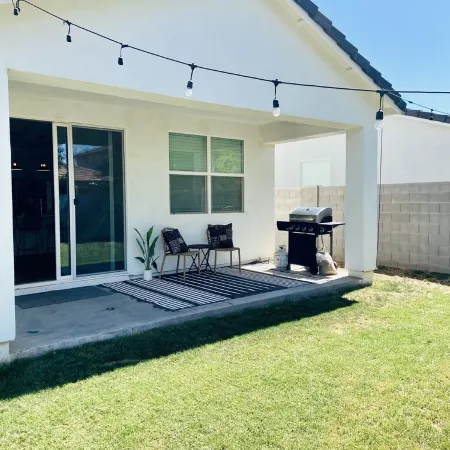 Coastal contemporary modern home 5mins from Schnepf farms