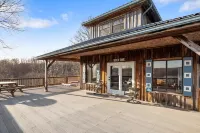 Peaceful cabin with a lovely view of the TN river---the PERFECT weekend getaway!