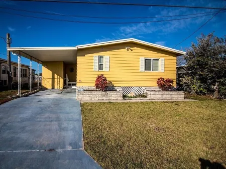 Relax in the Dolphin Retreat! Waterfront house with dock and kayaks.