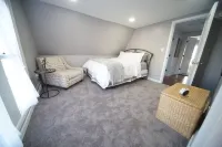 Luxurious Renovated Gem in Convenient Location! Hotels near Confluence Park