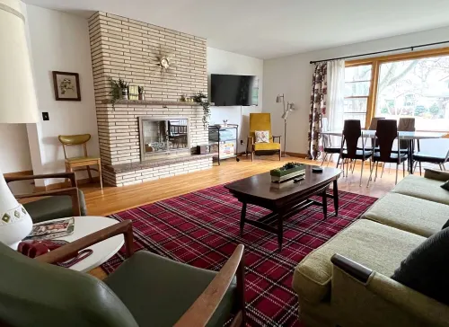 Near DT Madison - Half Block from Lake Monona & 1 Block from Lake Loop Bike Path Hotels in Monona