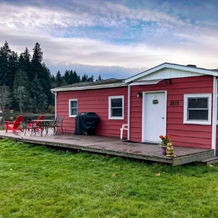 Peaceful Beachfront Cottage - Large Deck & Fire Pit - Gorgeous Views & Wildlife