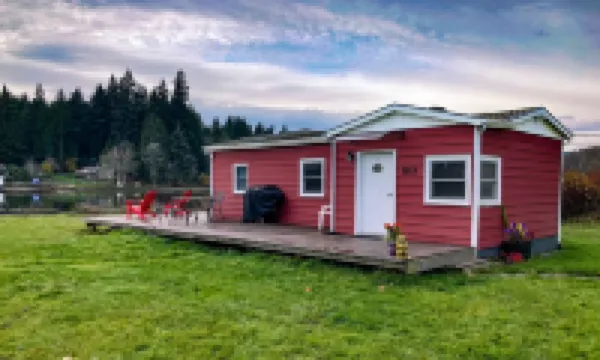 Peaceful Beachfront Cottage - Large Deck & Fire Pit - Gorgeous Views & Wildlife