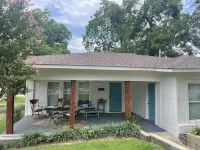 Perfectly located cottage in the heart of town! Walk to everything!
