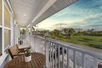 1- King bed/ 1- sofa bed/ 1.5bath Block from Beach