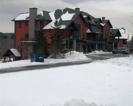 Hunter Mountain 2 Bedroom Condo - Steps to Ski Slopes!! ハンターのホテル