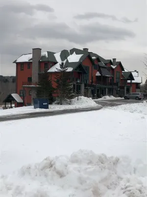 Hunter Mountain 2 Bedroom Condo - Steps to Slopes & Ski Lift!!  호텔