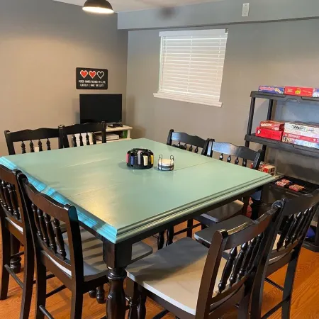BIG OAK LODGE- 3.5 miles to lake & Chester Frost Park, boats & trailers welcome