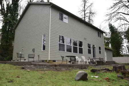 Large Family Friendly House on the Santiam River w/ Hobbit Door!