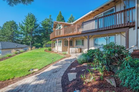 Red Hills Vacation ~ Three Bedroom Guest Suite with a Private Hot Tub and Sauna