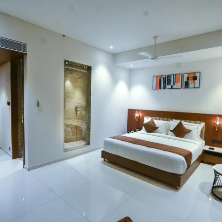 Kings Kraft Tremezzo Inn, Somnath