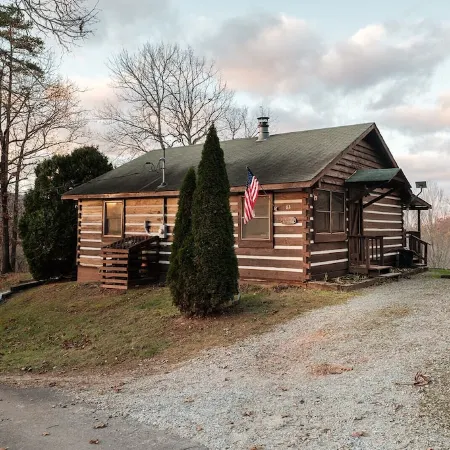 NEW Stylish Log Cabin w/Hot Tub, Views, Firepit in the Nantahala Forest!
