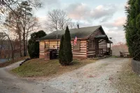 NEW Stylish Log Cabin w/Hot Tub, Views, Firepit in the Nantahala Forest!