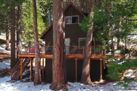 Vintage Pinecrest cabin with HUGE deck- 5 minutes to Pinecrest Lake Hotels near Yosemite National Park Sign
