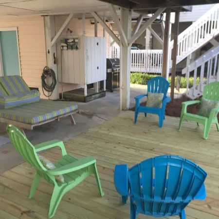 Wonderful location, mid-island! Short walk to beach, pier and island market.