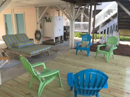 Wonderful location, mid-island! Short walk to beach, pier and island market.