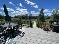 On the Chain, near downtown, close to trails, private dock, dog-approved! 🌊 🌞 🐶 Hotel di Eagle River