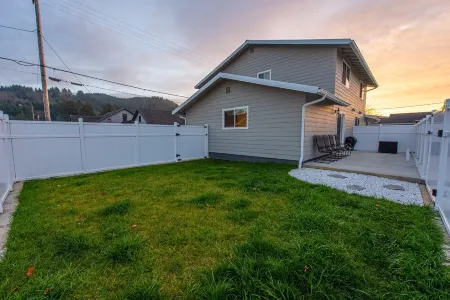 The Salty Duplex (Right Side) Отели рядом с достопримечательностью «Лейк Мари Трейлхед»