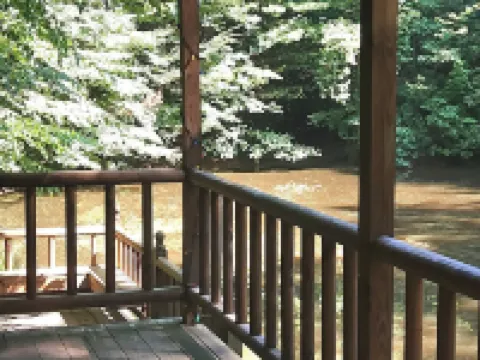 PEACEFUL SECLUDED CABIN IN THE "MOUNTAINS" OF DOE VALLEY! 約翰遜縣酒店