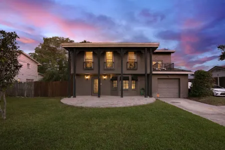 Secluded Tampa Retreat, Private Pool + Backyard