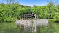 Brand New! Luxurious Riverfront Retreat, Hot Tub, 6 Guests 10 Min to Blue Ridge
