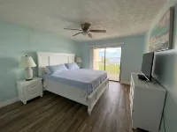 Newly Renovated Bay Shores Yacht & Tennis Club, Stunning Views, Beach Steps Away Hotels in Redington Shores