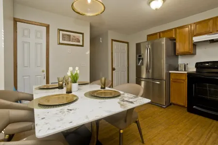 Cozy 3-bedroom Duplex2 in beautiful Springfield with WiFi, central AC Отели в г. Спрингфилд