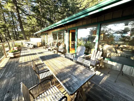 Paradise in Forest setting w/ Ocean views, hot tub, close to town & Hiking