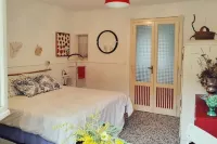 Casalago. Little house with terrace in Roman alleys. Hotels in Domaso