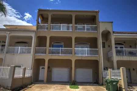 Beach Getaway- Huge Luxury Home Just Steps from the Beach Отели рядом с достопримечательностью «Sea Turtle, Inc.»