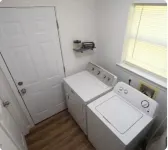 Charming 2-Bedroom Cottage Nestled Under Oak Trees