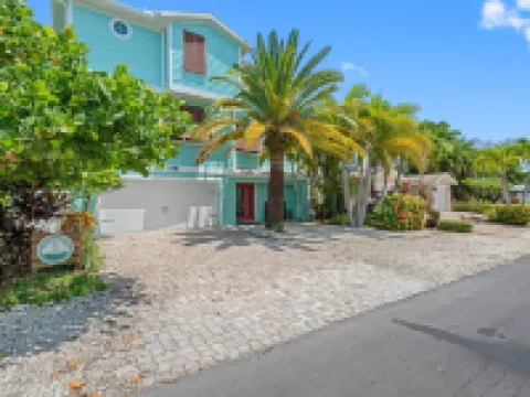Big Luxury 6 bdrm, Pool, Spa, Bikes, Kayak, Reviews, Beach! Hotels in Holmes Beach