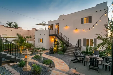 NEW WATER VIEW FAMILY VILLA AC DECK HOTTUB FIREPIT BBQ BACKYARD ONSITE PARKING!!