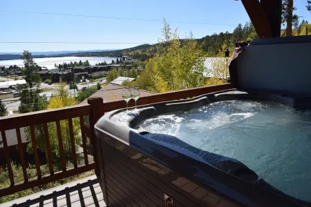 Luxury home w/ amazing views from all 3 levels + XL Hot tub!