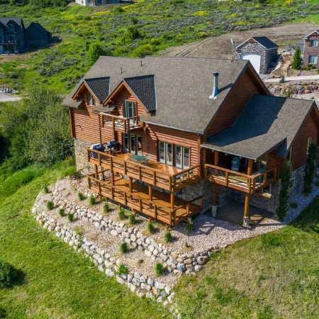 PINEVIEW LAKE LODGE- 6 bed 4.5 bath minutes from Snowbasin Ski Resort.