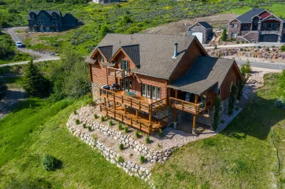 PINEVIEW LAKE LODGE- 6 bed 4.5 bath minutes from Snowbasin Ski Resort. 워터폴 캐년 주변 호텔