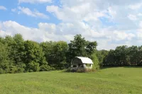 Ohio Cabin near Amish Country Pro Football HOF Hiking trails Near lake Fire Pit.