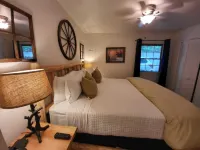 Relax in comfort at the Alpine Cottage 2 which is centrally located in Helen.