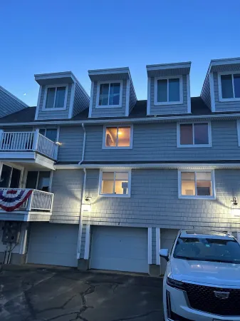 Location location location - renovated 2-bedroom condo on Long Sands Beach Отели рядом с достопримечательностью «Лонг Сандс Бич»