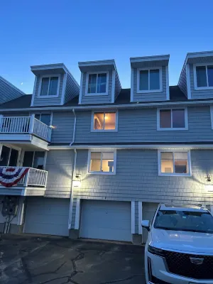 Location location location - renovated 2-bedroom condo on Long Sands Beach Hotels in Cape Neddick