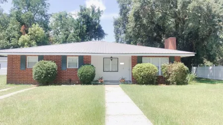 Peaceful, Centrally Located Apartment - 5 min from St Simon Island