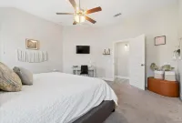 Large Comfy Home, Close to Beach, Perfect for Families!