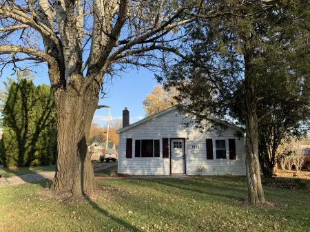 Cottage11: 2 Bedroom, Laundry, RV Parking. Downtown & MSU. Park at your Door. Отели рядом с достопримечательностью «Christ Temple Church of Lansing»