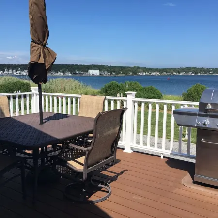 Hamptons Waterfront- Great Location!