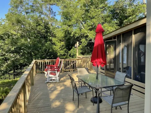 Relaxing Rock Creek Cottage on Smith Lake